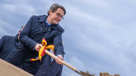 Macht gerne einen Spatenstich für eine neue Autobahn: Verkehrsminister Andreas Scheuer (CSU). 