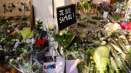 Viele Menschen kondolierten nahe Paris nach der Behauptung eines Lehrers.