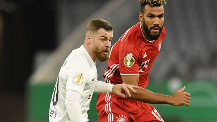 Eric Maxim Choupo-Moting (re.) im Zweikampf mit Dürens Markus Wipperfürth.