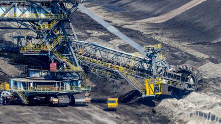 Ein riesiger Schaufelradbagger arbeitet im Braunkohletagebau Jänschwalde der Lausitz Energie Bergbau AG (LEAG).