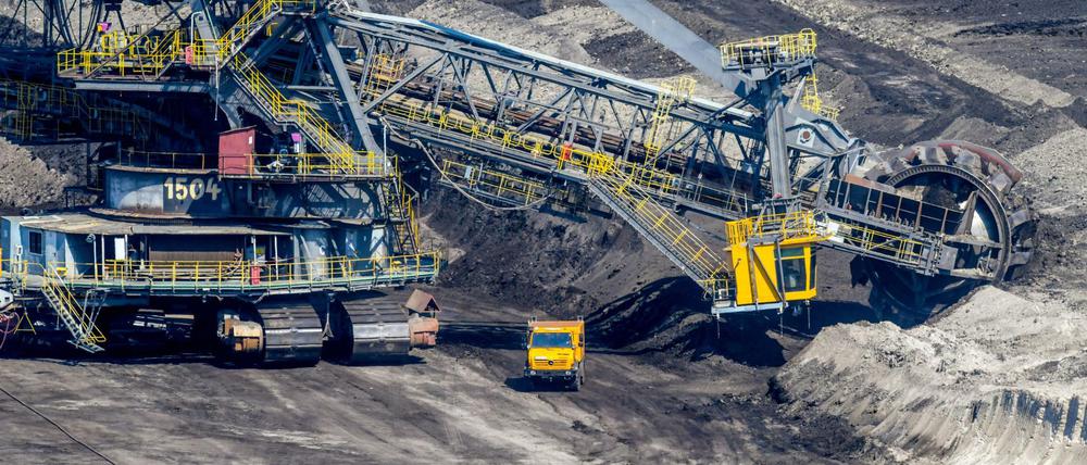 Ein riesiger Schaufelradbagger arbeitet im Braunkohletagebau Jänschwalde der Lausitz Energie Bergbau AG (LEAG).
