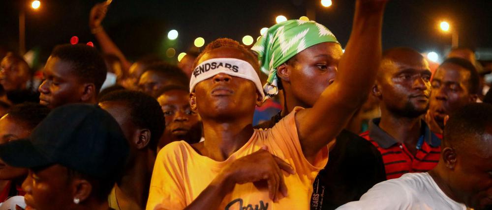 Demonstranten in Lagos protestieren gegen Polizeigewalt.