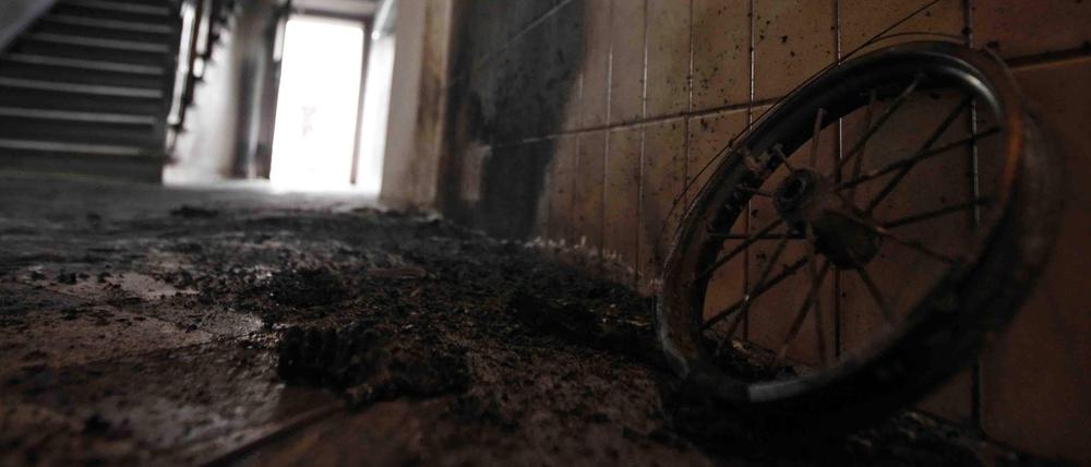 Immer wieder werden Kinderwagen in Hausfluren angezündet.