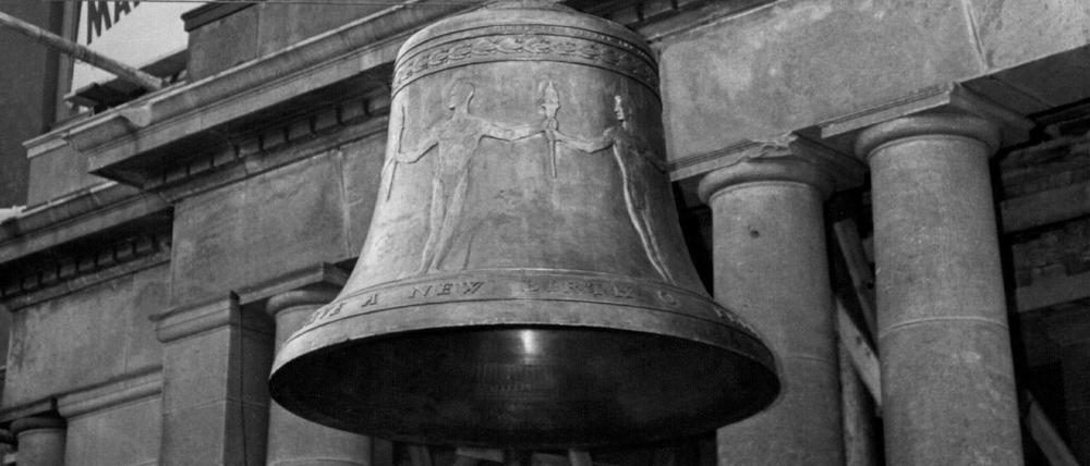 Archivfoto vom 24. Oktober 1950, auf dem die Berliner Freiheitsglocke, die mit einer feierlichen Kundgebung auf den eingerüsteten Turm des Schöneberger Rathauses hochgezogen wird.