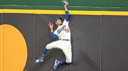 Den hat er. Mookie Betts ist einer der Stars bei den LA Dodgers. Mit diesem spektakulären Catch verhindert der Outfielder hier einen gegnerischen Homerun. 