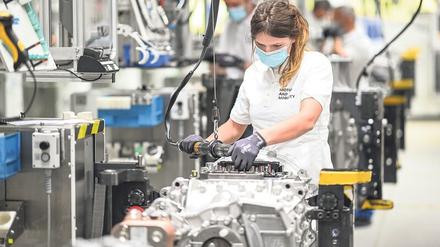 Verbrennungsmotoren wird es noch lange geben. Eine Monteurin arbeitet bei einem Zulieferer für die Autoindustrie. Vor allem Lieferanten aus der dritten oder vierten Reihe mit kleinem Produktportfolio tun sich schwer mit der Transformation. 