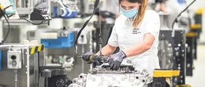 Verbrennungsmotoren wird es noch lange geben. Eine Monteurin arbeitet bei einem Zulieferer für die Autoindustrie. Vor allem Lieferanten aus der dritten oder vierten Reihe mit kleinem Produktportfolio tun sich schwer mit der Transformation. 
