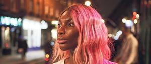 Die gefeierte Autorin Bella (Michaela Coel) wirft die Gewalt, die ihr angetan wird, aus der Bahn. 