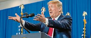 Demokratie als Pferderennen. Präsident Trump bei einer Rede. 