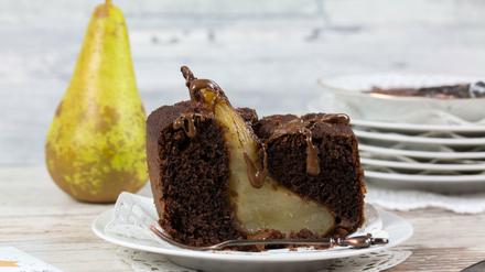 Schoko plus Birne - kaum ein anderer Kuchen tröstet einen derzeit besser übers Nieselwetter hinweg als dieser. Obwohl - uns fällt tatsächlich noch ein zweiter ein...