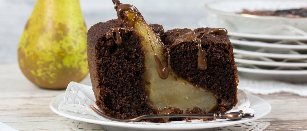 Schoko plus Birne - kaum ein anderer Kuchen tröstet einen derzeit besser übers Nieselwetter hinweg als dieser. Obwohl - uns fällt tatsächlich noch ein zweiter ein...