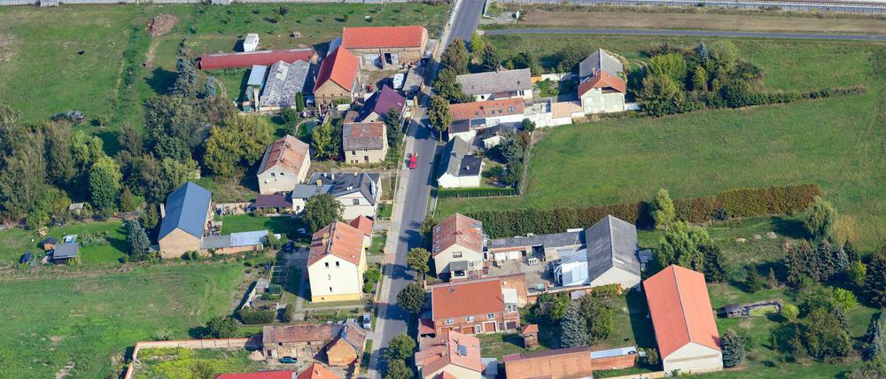 Einsam mit guter Verkehrsanbindung. Im Dorf Selchow wird es immer ruhiger, weil es immer lauter wird. Der Fluglärm vertreibt die Bewohner.