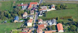 Einsam mit guter Verkehrsanbindung. Im Dorf Selchow wird es immer ruhiger, weil es immer lauter wird. Der Fluglärm vertreibt die Bewohner.