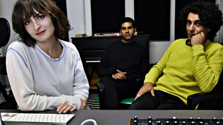 Zeynab Khyam alias Thoom (li.) lässt sich von Profimusiker Khyam Allami (re.) mit ihrer Musik helfen.