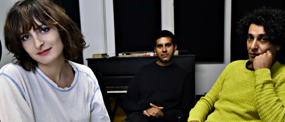 Zeynab Khyam alias Thoom (li.) lässt sich von Profimusiker Khyam Allami (re.) mit ihrer Musik helfen.