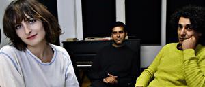 Zeynab Khyam alias Thoom (li.) lässt sich von Profimusiker Khyam Allami (re.) mit ihrer Musik helfen.