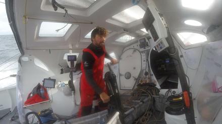 Zentrale. Boris Herrmann im Cockpit der Seaexplorer - Yacht Club de Monaco. Von hier aus bedient der Solosegler sein Boot. 