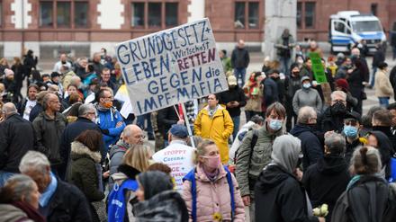 Bürger protestieren in Dortmunds Innenstadt gegen die Coronaschutz-Maßnahmen.