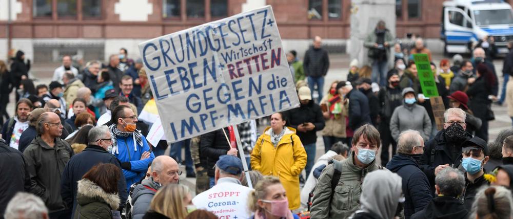 Bürger protestieren in Dortmunds Innenstadt gegen die Coronaschutz-Maßnahmen.