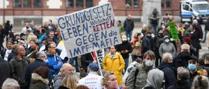 Bürger protestieren in Dortmunds Innenstadt gegen die Coronaschutz-Maßnahmen.