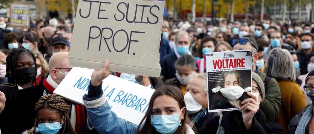 Die Demonstranten treten für Meinungsfreiheit ein.