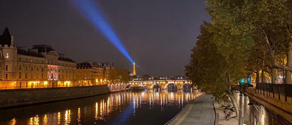 Die Menschen in Frankreich können sich dieses Schauspiel derzeit nachts nur von ihren Fenstern aus anschauen.