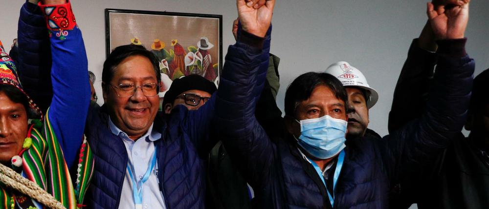 Luis Arce (l) hat einer Prognose zufolge die Präsidentschaftswahl in Bolivien gewonnen.