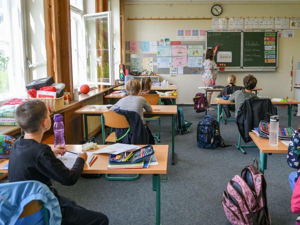 In einem Klassenraum steht ein Fester weit auf.