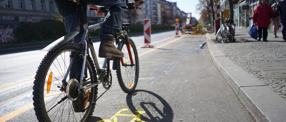 Autos gegen Radler gegen Fußgänger: Der Kampf ums Straßenland wird in Berlin immer härter geführt.