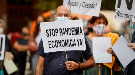Krise in Spanien: «Stoppt die Wirtschaftspandemie sofort!», steht auf dem Plakat eines Demonstranten in Madrid. 