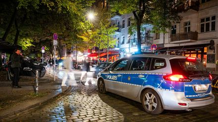 Schluss mit Prost. Die Polizei kontrolliert wie in Friedrichshain die Sperrstunde eingehalten wird.