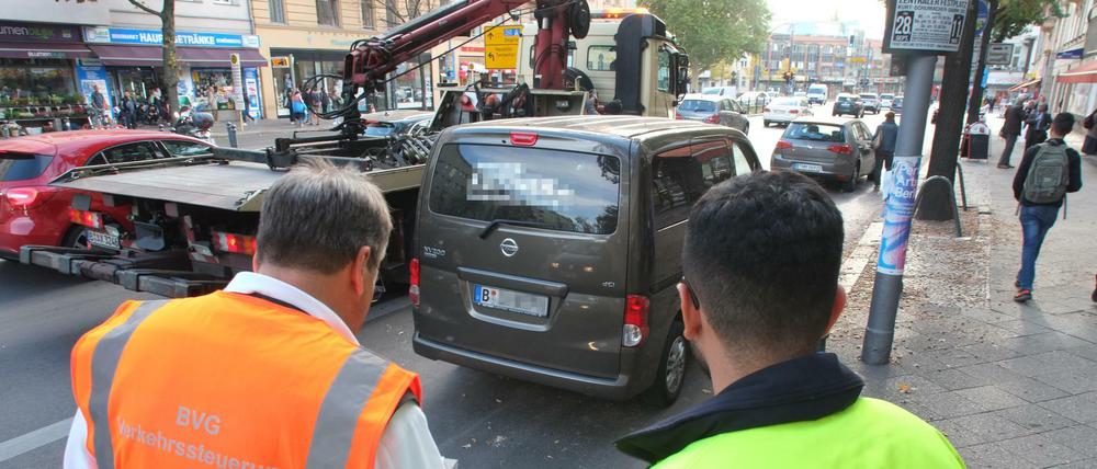 Ein Falschparker wird von einer Busspur abgeschleppt.