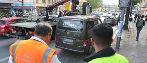Ein Falschparker wird von einer Busspur abgeschleppt.