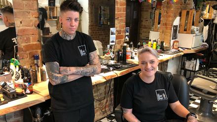 Sara O’Neill (li.) und Eileen John betreiben den Queer Barber Shop in Neukölln.
