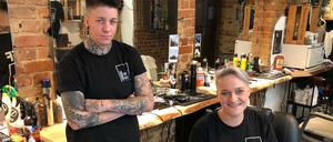 Sara O’Neill (li.) und Eileen John betreiben den Queer Barber Shop in Neukölln.