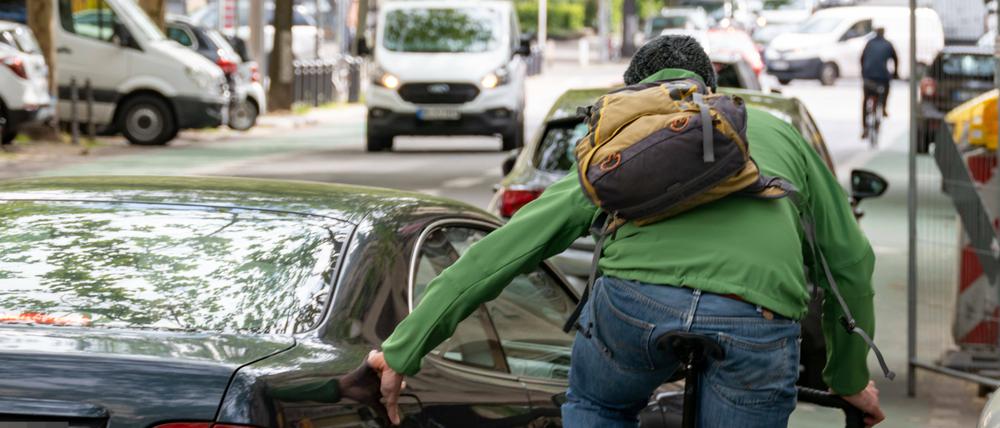 Touchè. Kollision zwischen Radfahrer und Autofahrer in der Joachim-Friedrich-Straße im Bezirk Wilmersdorf. Der Radfahrer fuhr auf dem grünen Radstreifen. Das Auto ist von links nach rechts gezogen und hat den Radfahrer nicht gesehen.