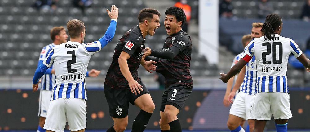 Torschütze Marc-Oliver Kempf jubelt über Stuttgarts 1:0, die Herthaner lamentieren zu Unrecht.