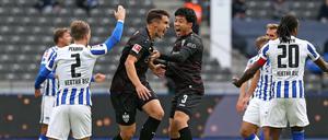 Torschütze Marc-Oliver Kempf jubelt über Stuttgarts 1:0, die Herthaner lamentieren zu Unrecht.