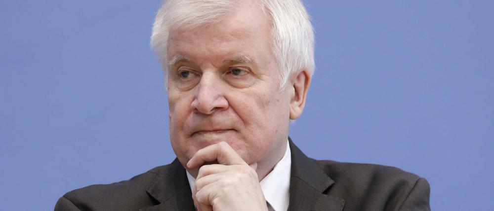 Bundesinnenminister Horst Seehofer hat nachgegeben: Es wird eine Studie zu Rassismus bei der Polizei geben.