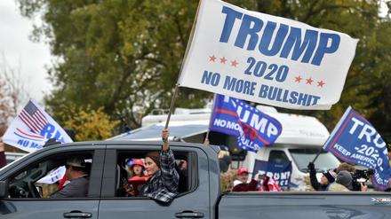 Ein Auto von Trump-Anhängern fährt durch Dallas.