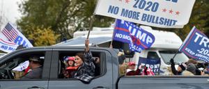 Ein Auto von Trump-Anhängern fährt durch Dallas.