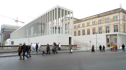 Das Neue Museum liegt rechts neben dem neuen Eingangsgebäude der Berliner Museumsinsel.