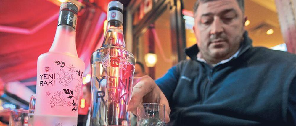 Teure Flaschen. Seit 2010 erhöhten sich die Raki-Steuern in der Türkei um 400 Prozent.