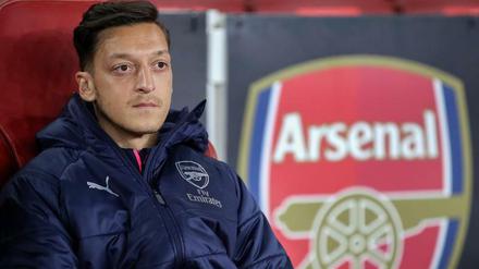 Mesut Özil wird bei Arsenal nur noch sitzend beschäftigt.