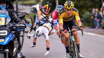 Vorne fahren sie, hinten stürzt Julian Alaphilippe kopfüber auf den Asphalt.