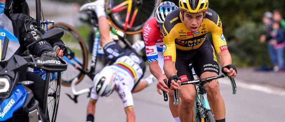 Vorne fahren sie, hinten stürzt Julian Alaphilippe kopfüber auf den Asphalt.