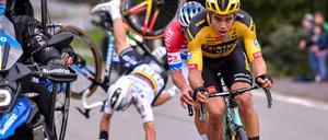 Vorne fahren sie, hinten stürzt Julian Alaphilippe kopfüber auf den Asphalt.