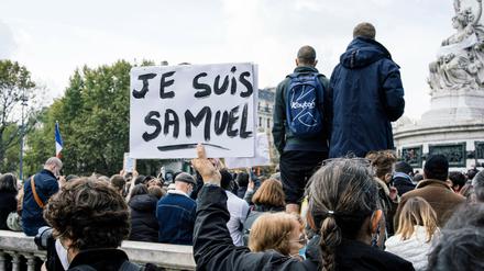 Bei mehreren Demonstrationen in ganz Frankreich war am Sonntag die Antwort auf den islamistischen Anschlag zu lesen: "Je suis Samuel". 