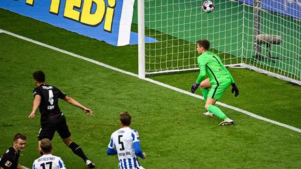 Und wieder drin. Herthas neuer Torhüter Alexander Schwolow kassierte in den fünf Pflichtspielen dieser Saison schon 15 Gegentore.