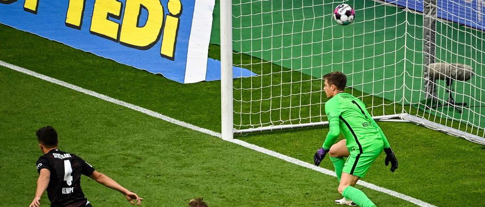 Und wieder drin. Herthas neuer Torhüter Alexander Schwolow kassierte in den fünf Pflichtspielen dieser Saison schon 15 Gegentore.